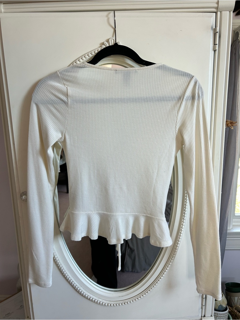 White top - Picture 2 of 3